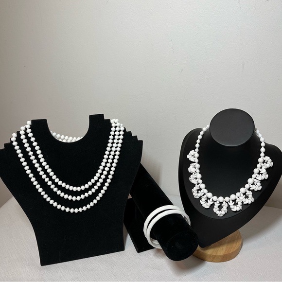 Vintage White Beaded Necklaces and bracelet set. Retro - Picture 3 of 10